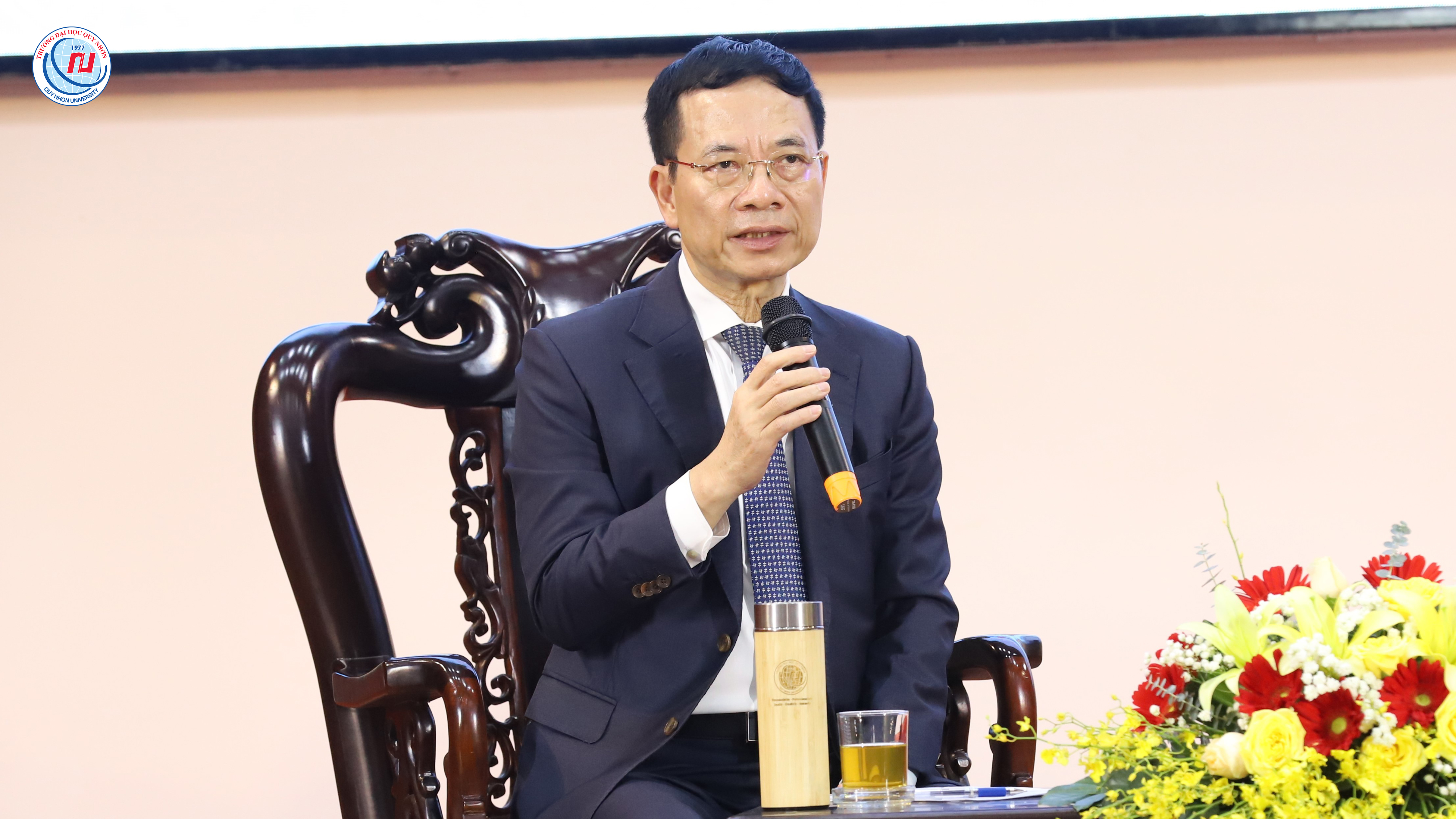 Bộ trưởng Bộ TT&TT Nguyễn Mạnh Hùng thăm và làm việc cùng viên chức quản lý, giảng viên, sinh viên QNU